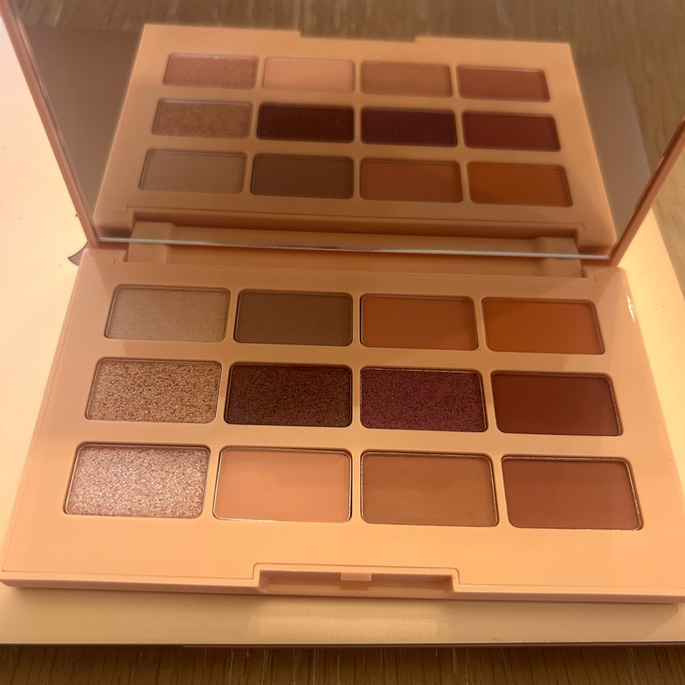 Neutral Eyeshadow Palette glogirl lovebomb